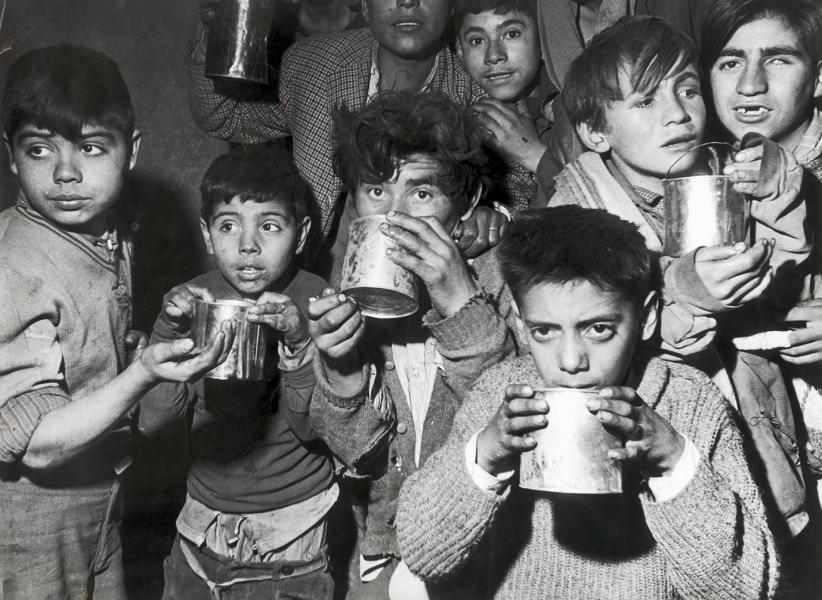 Niños tomando té en choqueros