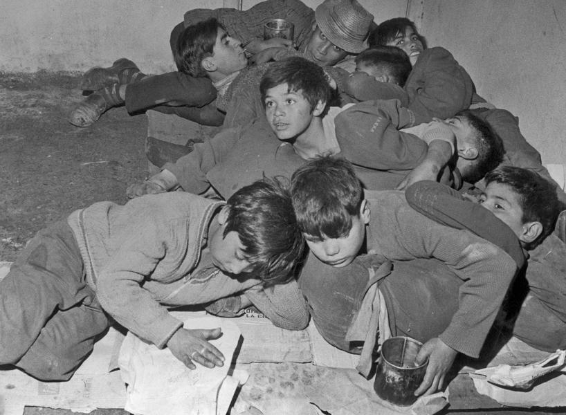 Grupo de niños preparándose para dormir