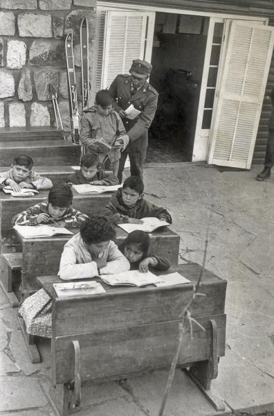 Carabinero ayuda a niños para que aprendan a leer