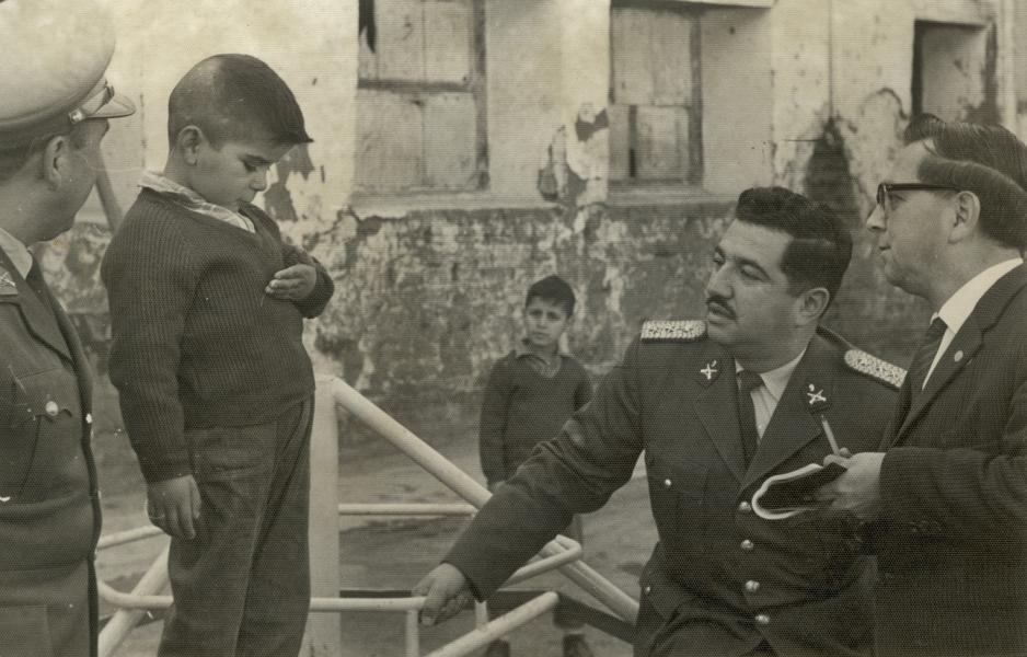 Carabineros y periodista escuchan la narración de un niño