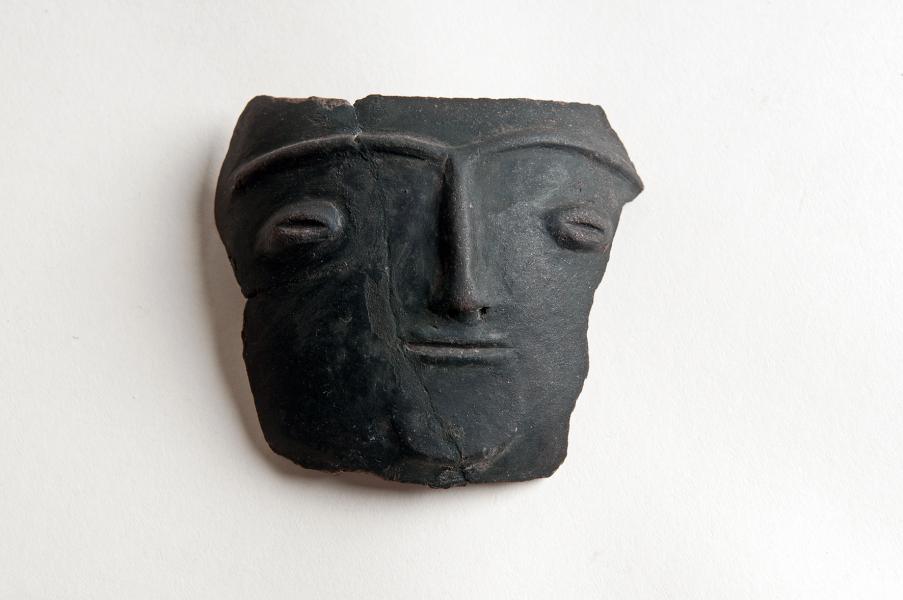 Fragmento de vasija decorado con rostro humano modelado