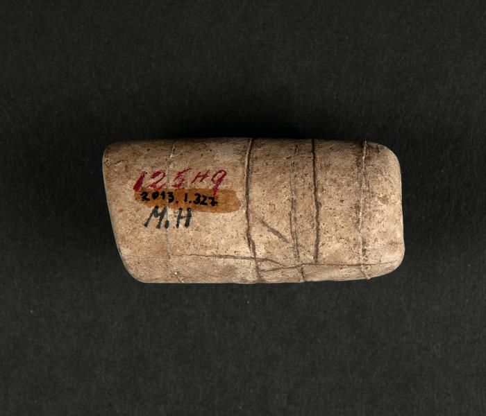 Pieza rectangular con múltiples incisiones