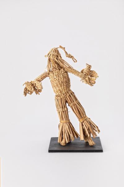 Espantapájaros con sombrero y pajaritos