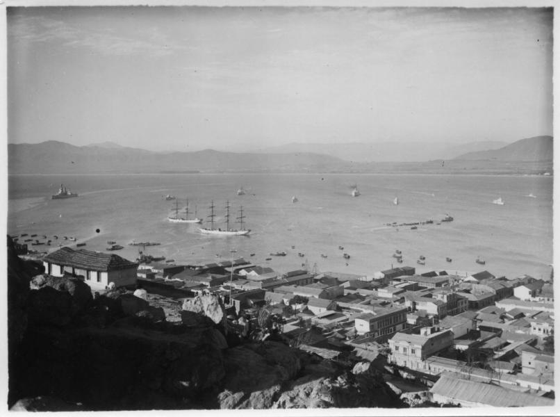 Vista de la procesión marina por la bahía de Coquimbo para la fiesta de San Pedro
