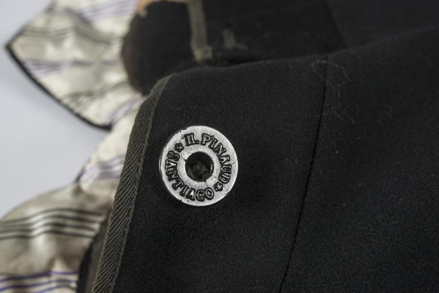 Detalle de botón con inscripción Pinaud Detalle de botón con inscripción Pinaud