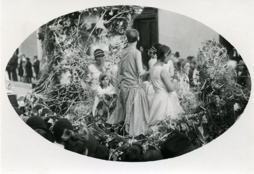 Carro alegórico en desfile de la Juventud Católica