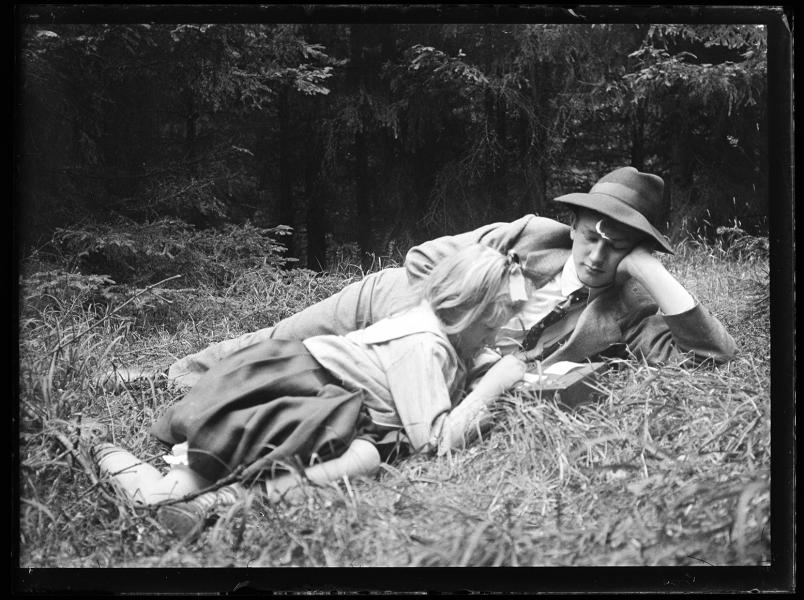 Jóvenes recostados sobre el césped