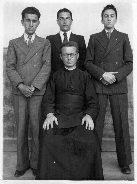 Pablo Gronkowski junto a unos jóvenes