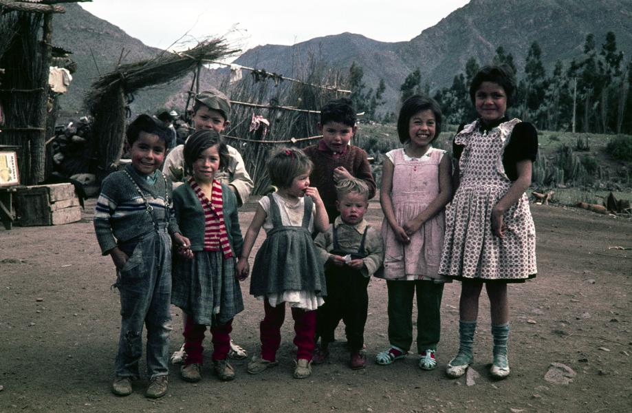 Niños y niñas en una majada del valle del Elqui