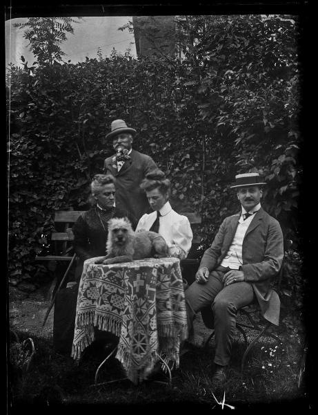 Un grupo de personas en un patio