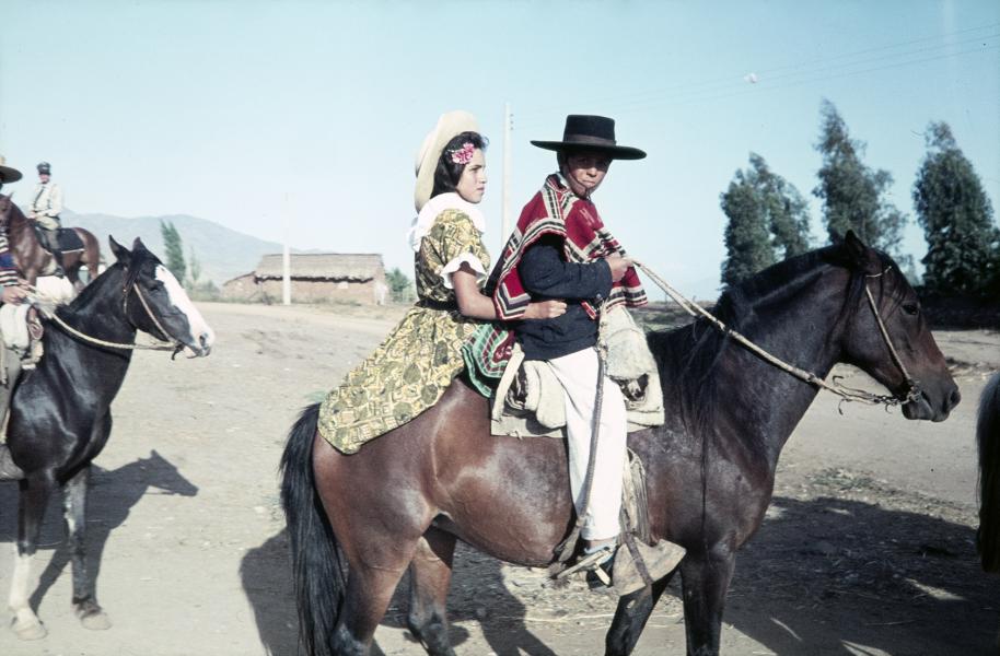 Huaso con &quot;china&quot; en desfile