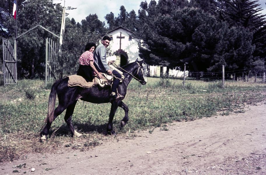 Pareja a caballo en fiesta popular celebrada por la arriería