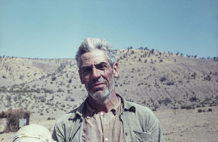 Un pastor de Barraza posando en medio del secano limarino