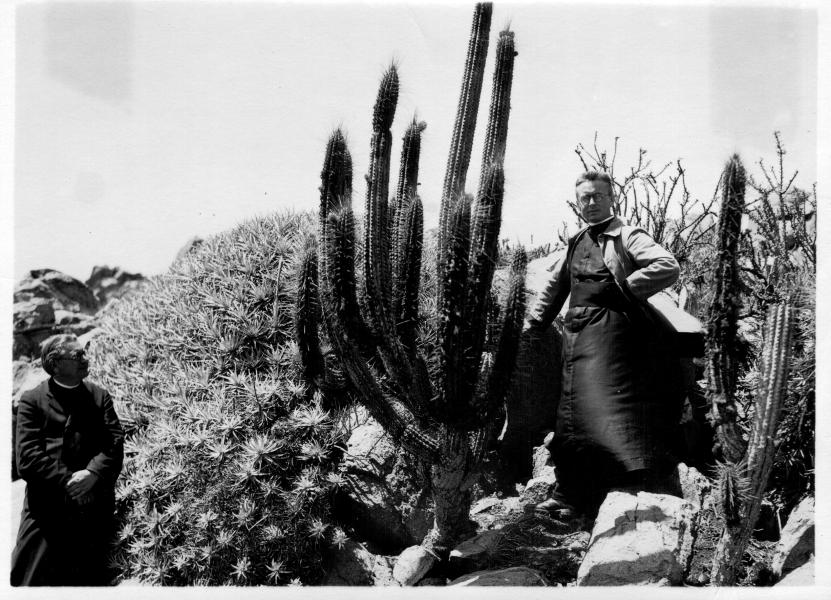Retrato del sacerdote Pablo Gronkowski (der.) junto a otro cura en La Herradura