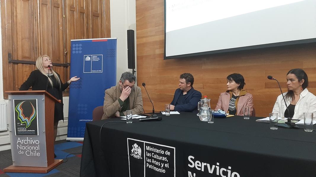 Claudia Aranda, exponiendo