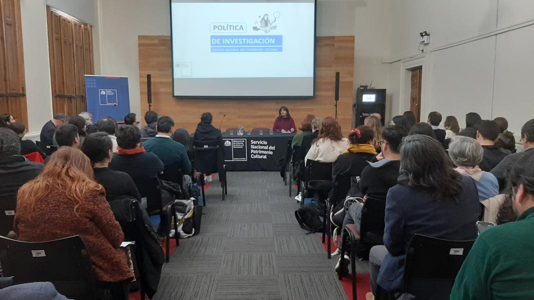 Gloria Cortés, exponiendo la Política de Investigación del Serpat